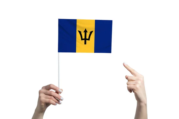 Piękna Samica Trzyma Flagę Barbadosu Której Pokazuje Palec Drugiej Ręki — Zdjęcie stockowe