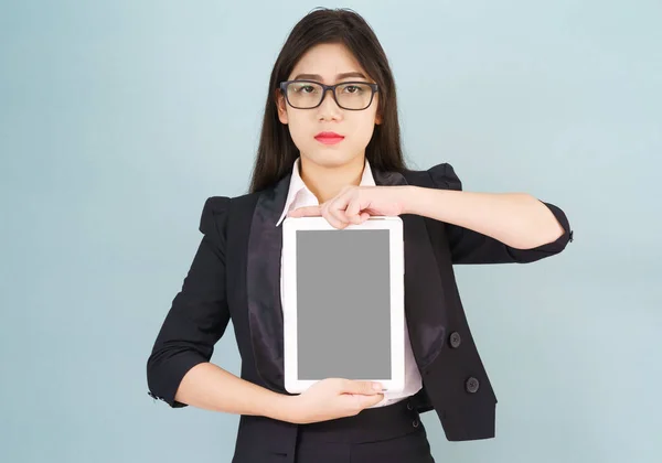 Jóvenes Mujeres Asiáticas Traje Sosteniendo Tableta Digital Pie Sobre Fondo —  Fotos de Stock