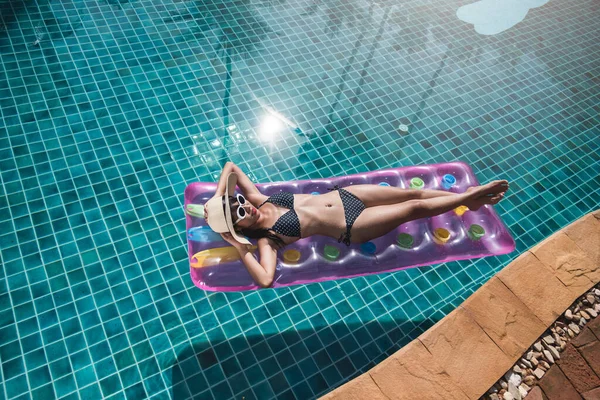 Schöne Junge Frau Bikini Pool Auf Matratze Aufblasbare Schwimmende Urlaub — Stockfoto