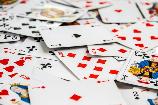 Κλασικό Παιχνίδι Χαρτιά Απλωμένο Ένα Τραπέζι Λευκό Φόντο — Φωτογραφία Αρχείου