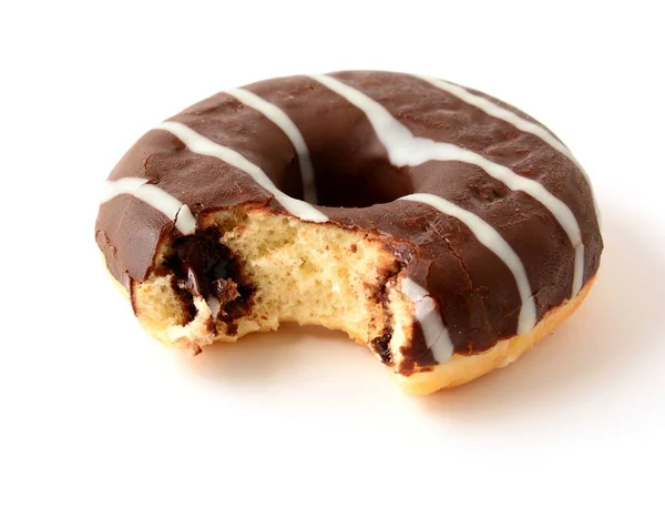 Один Шоколадный Пончик Отсутствующим Кусочком Сахара Полосками Сверху Белом Фоне — стоковое фото