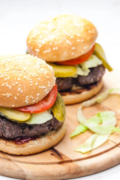 Burger Mit Rindfleisch Käse Und Tomaten Salat Zwiebeln Und Frischem — Stockfoto
