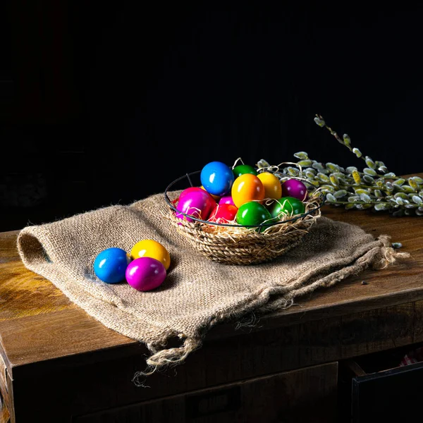 Huevos Pascua Una Canasta Sobre Fondo Negro —  Fotos de Stock