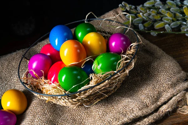 Oeufs Pâques Colorés Dans Panier Sur Fond Bois — Photo