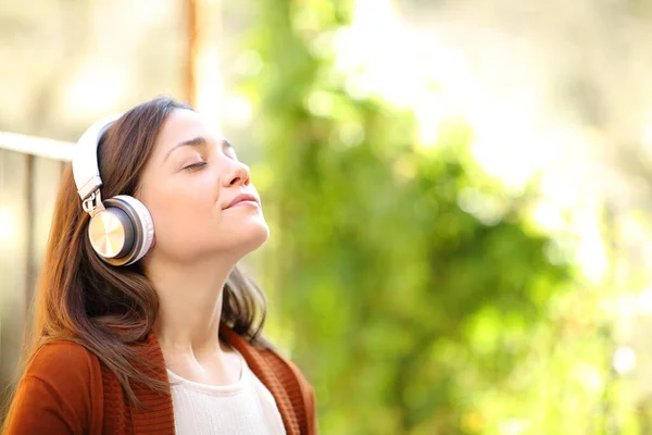 Χαλαρός Γυναίκα Φορώντας Ακουστικά Αναπνοή Φρέσκο Αέρα Διαλογισμό Ακούγοντας Μουσική — Φωτογραφία Αρχείου