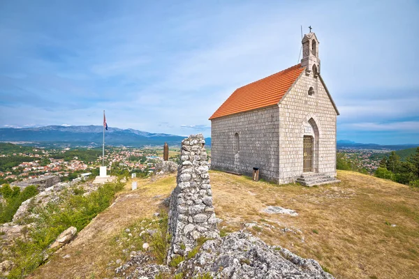 Město Sinj Kostel Historickém Kopci Pohled Dalmácie Hinterland Region Chorvatska — Stock fotografie