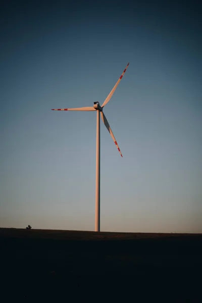 Windkraftanlage Auf Dem Feld — Stockfoto