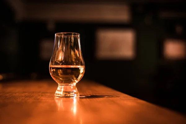 Renkli Yakın Çekim Bir Glencairn Viski Bardağını Ahşap Bir Masada — Stok fotoğraf