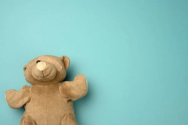 Alter Teddybär Mit Pflaster Auge Liegt Auf Blauem Hintergrund Draufsicht — Stockfoto
