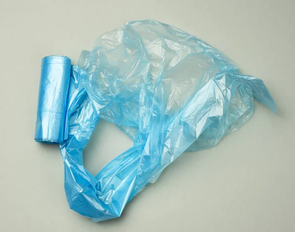 Pokręcone Niebieskie Plastikowe Torby Kosz Szarym Tle Widok Góry — Zdjęcie stockowe