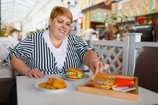 Kövér Eszik Hasábburgonyával Mall Élelmiszer Bíróság Túlsúlyos Női Személy Asztalnál — Stock Fotó