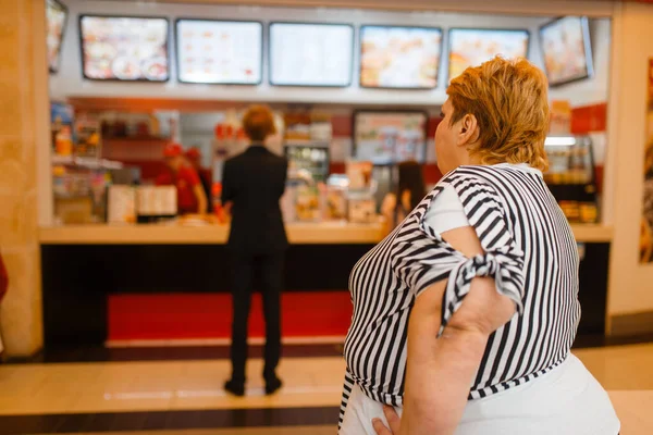 Wanita Gemuk Menu Restoran Cepat Saji Wanita Yang Kelebihan Berat — Stok Foto