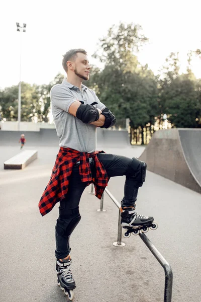 Jazda Rolkach Młody Skater Pozuje Skate Parku Łyżwiarstwo Miejskie Aktywny — Zdjęcie stockowe