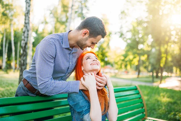 Romantisch Afspraakje Van Een Liefdespaar Het Zomerpark Man Sloot Ogen — Stockfoto