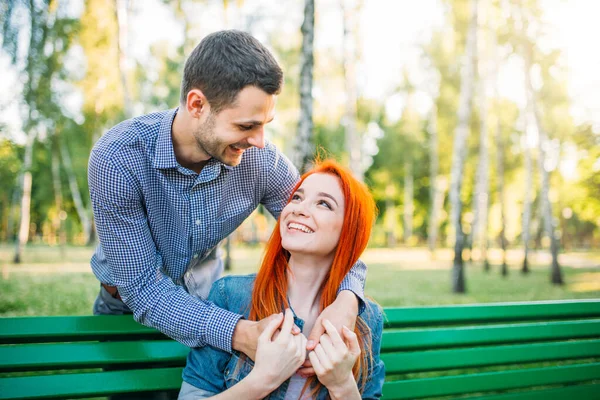 爱情伴侣浪漫的相遇在夏季公园 男人和女人在户外拥抱 — 图库照片