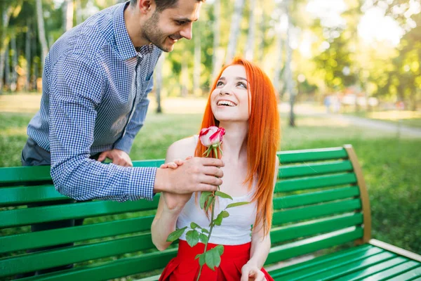 Man Geeft Vrouw Bloem Romantisch Date Van Paar Een Bank — Stockfoto