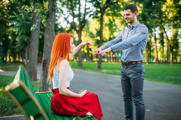 Romantisch Afspraakje Van Een Stel Een Bankje Het Zomerpark Meisje — Stockfoto