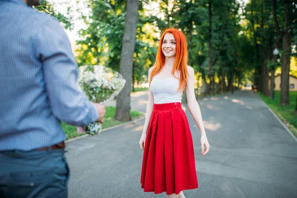 Romantikus Randi Fiatal Pár Találkozik Zöld Nyári Parkban Férfi Női — Stock Fotó