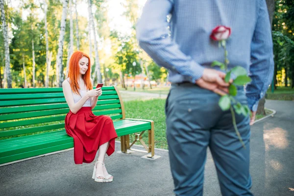 Man Geeft Vrouw Bloem Romantisch Date Van Paar Een Bank — Stockfoto
