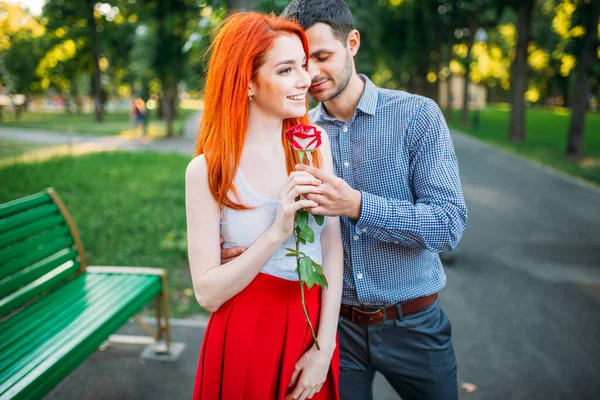 Homme Donne Fleur Femme Date Romantique Couple Sur Banc Dans — Photo