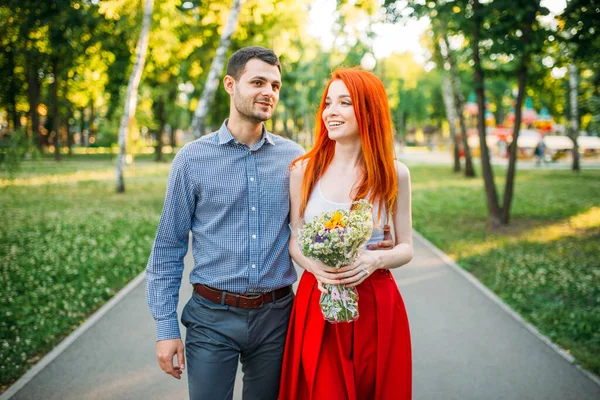 Liefde Paar Lopen Knuffels Zomer Park Aantrekkelijke Vrouw Met Roos — Stockfoto