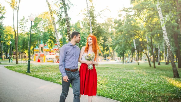 Liefde Paar Lopen Knuffels Zomer Park Aantrekkelijke Vrouw Met Roos — Stockfoto