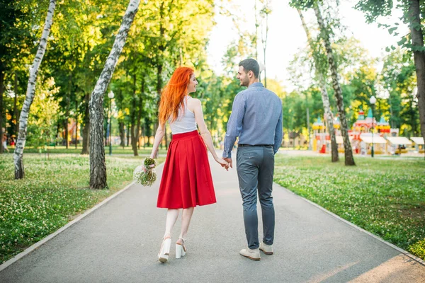 Romantisch Afspraakje Liefdespaar Lopen Samen Zomerpark Achteraanzicht Aantrekkelijke Vrouw Met — Stockfoto
