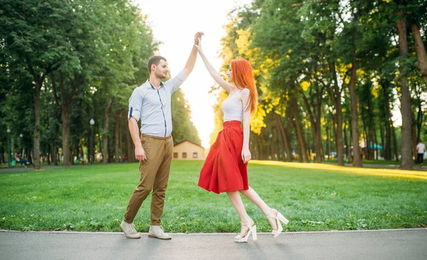 Romantisch Afspraakje Liefde Koppel Geluk Samen Ontmoeten Zomerpark Aantrekkelijke Vrouw — Stockfoto
