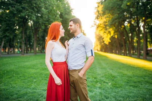 浪漫的约会 情侣们拥抱在一起 在夏日的公园里相遇 迷人的女人和年轻男人在户外休闲 — 图库照片