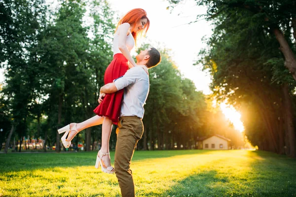 Cita Romántica Abrazo Pareja Amor Encuentro Parque Verano Atractiva Mujer —  Fotos de Stock