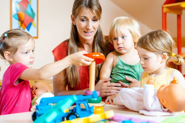 Família Feliz Com Crianças Brincando Com Brinquedos Casa — Fotografia de Stock