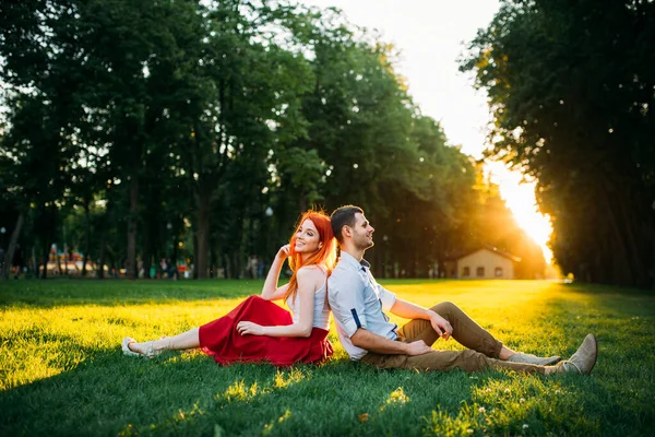 Liefde Paar Zit Een Gras Zomer Park Romantische Datum Van — Stockfoto