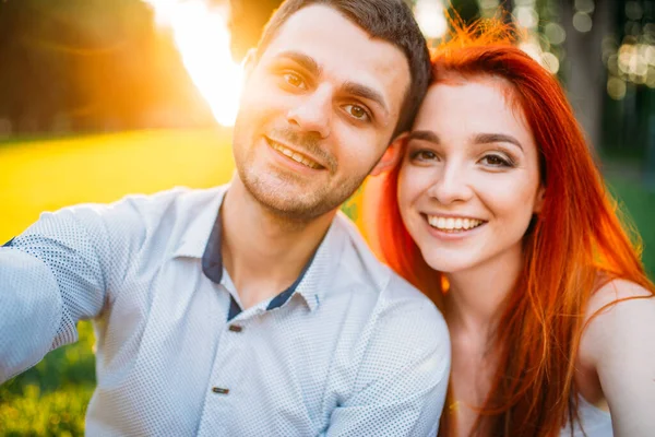 Selfie Couple Amoureux Dans Parc Été Coucher Soleil Date Romantique — Photo
