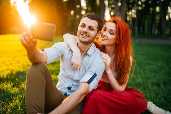 Couple Amour Fait Selfie Sur Caméra Téléphone Dans Parc Été — Photo