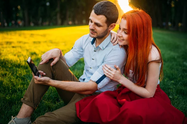 Couple Amour Heureux Ensemble Rendez Vous Romantique Dans Parc Été — Photo