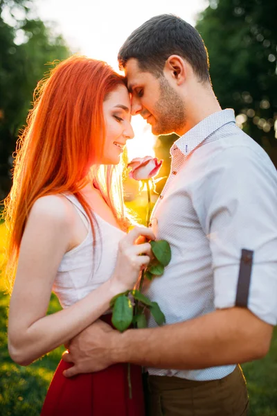 Mooie Liefdesknuffels Zomerpark Bij Zonsondergang Aantrekkelijke Vrouw Met Roos Jonge — Stockfoto