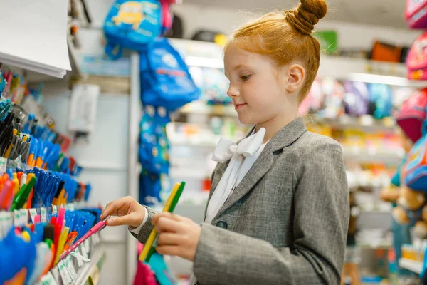 Μαθήτρια Διαλέγει Στυλό Στο Ράφι Του Χαρτοπωλείου Θηλυκό Παιδί Αγοράζει — Φωτογραφία Αρχείου