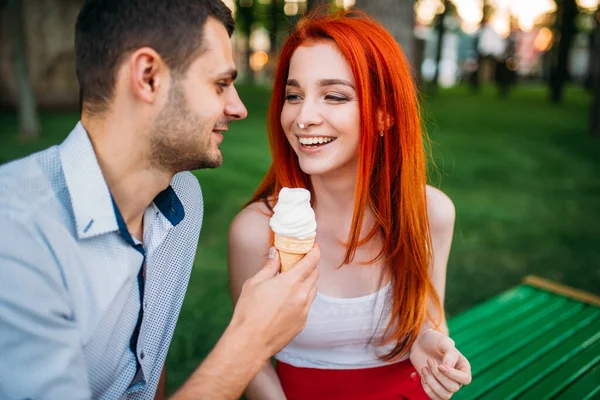 Beau Couple Amour Avec Glace Dans Parc Été Réunion Romantique — Photo