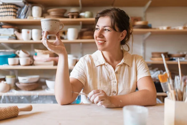 Meisterin Hält Frisch Bemalten Topf Töpferwerkstatt Frau Formt Eine Schale — Stockfoto