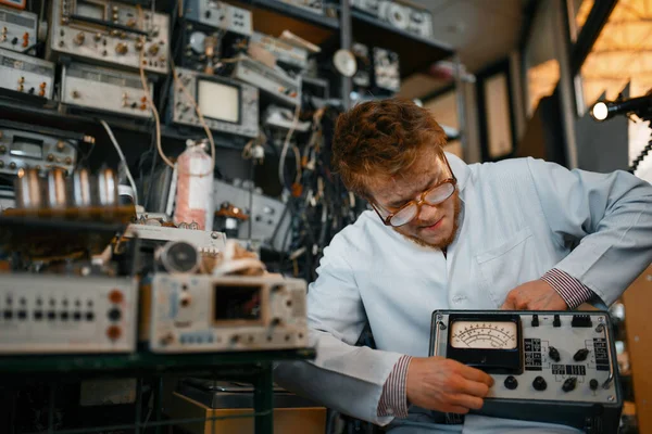 Científico Loco Sostiene Dispositivo Eléctrico Laboratorio Herramientas Eléctricas Prueba Segundo — Foto de Stock