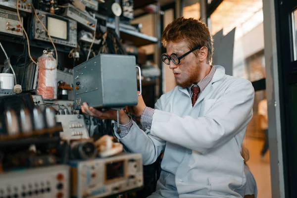 Científico Loco Gafas Sostiene Dispositivo Eléctrico Laboratorio Herramientas Eléctricas Prueba — Foto de Stock