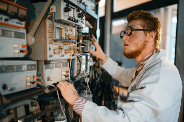 Científico Loco Gafas Ajusta Dispositivo Eléctrico Laboratorio Herramientas Eléctricas Prueba — Foto de Stock