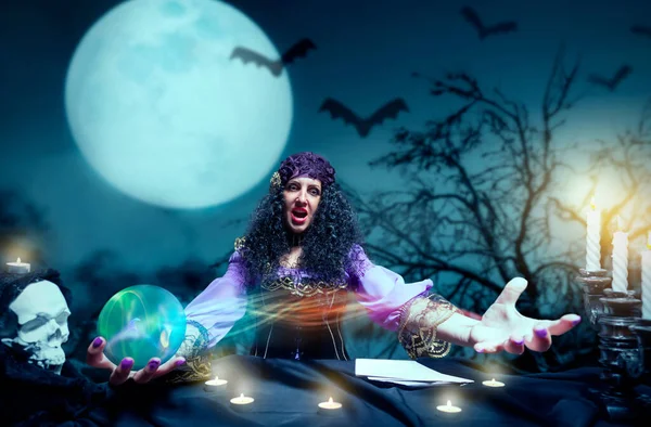 Bruja Halloween Con Linterna Bola Mágica Bosque — Foto de Stock