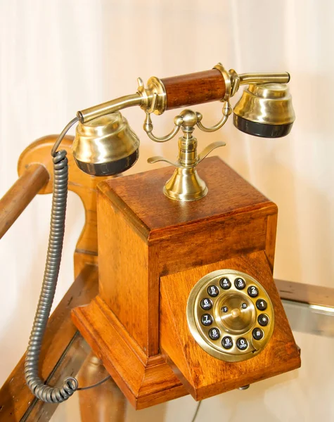 木製のテーブルの上に古いヴィンテージ電話 — ストック写真
