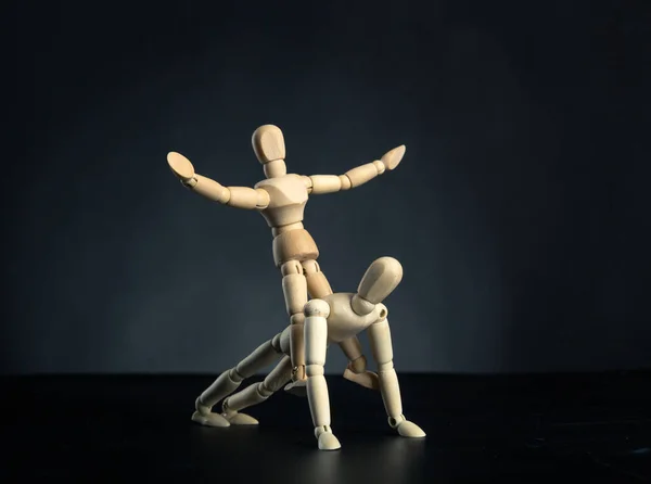 Figurines Sculptées Bois Enfant Assis Sur Dos Homme — Photo