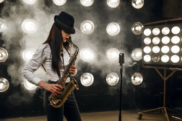 Şapkalı Kadın Caz Müzisyeni Sahnede Spot Işıklarıyla Saksafon Çalıyor Sahnede — Stok fotoğraf