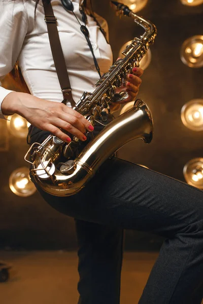 Saxofonista Feminina Toca Saxofone Palco Com Holofotes Jazz Performer Tocando — Fotografia de Stock