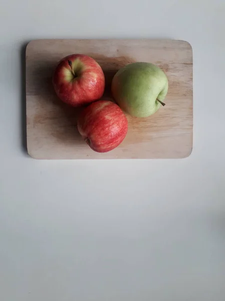 Frische Rote Äpfel Auf Weißem Hintergrund — Stockfoto
