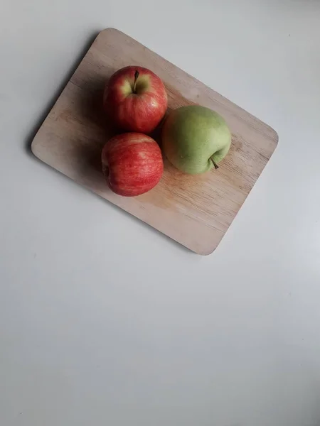 Frische Rote Äpfel Auf Weißem Hintergrund — Stockfoto