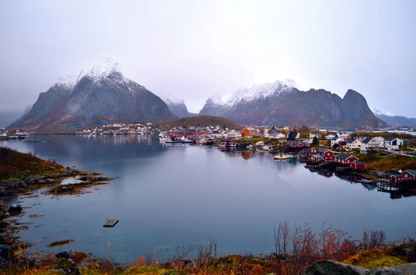 挪威北部多雾天气下的一个神奇而平静的港口 — 图库照片